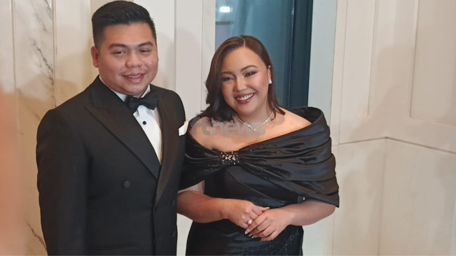 Angelica Manopo, kakak Amanda Manopo, didampingi sang suami, Indra Daniel Mawu. [FTNews.co.id/Selvianus Kopong Basar]